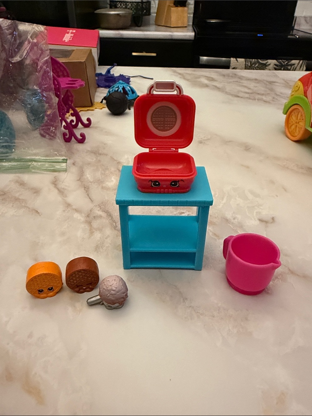 Shopkins Aqua Blue Playstand with Pink Mixer and Assorted Mini Food Friends